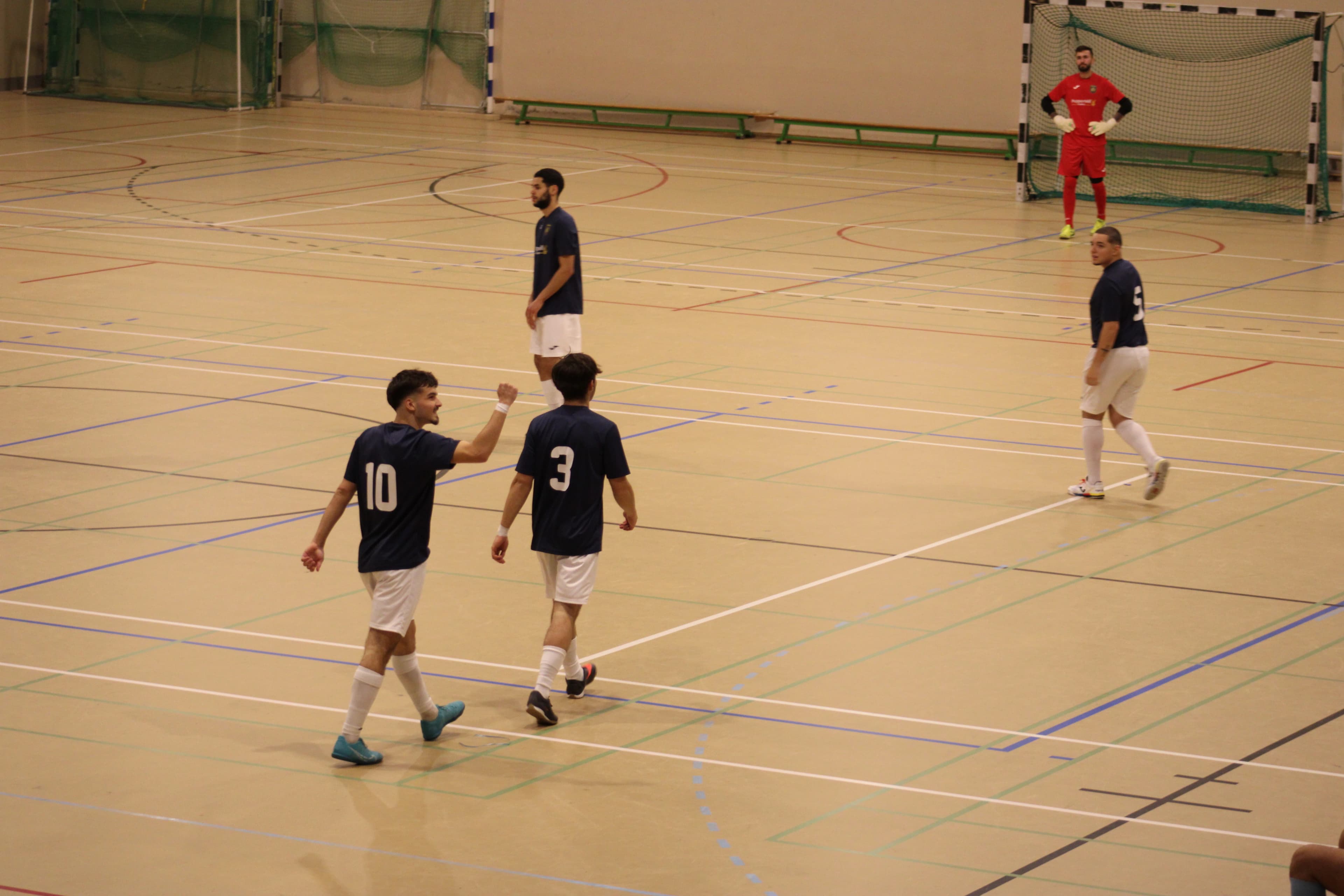 Joueurs d'UD Asturiana en action sur le terrain - Match de futsal